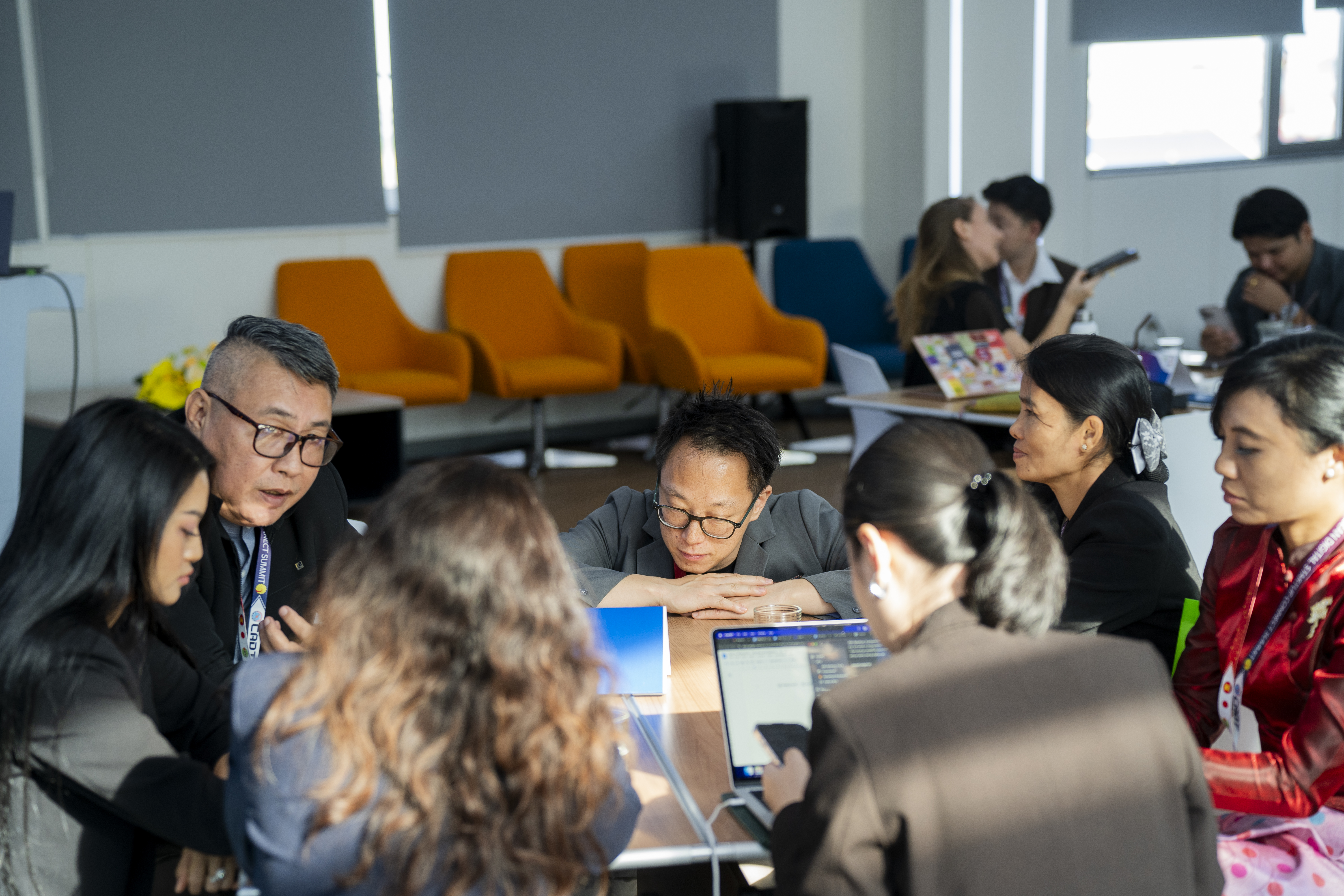 Galeno Chua facilitating a roundtable at the ASEAN Startup Connect Summit.